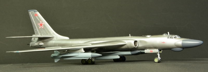 トランペッター 1/72 ツポレフ Tu-16K10 バジャーC 爆撃機 プラモデル