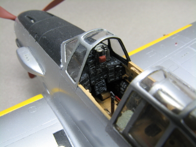 操縦席のディテール（計器盤と照準器）