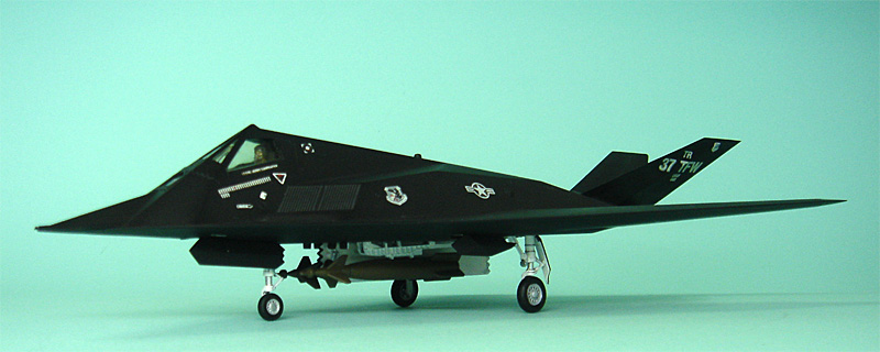 異形の翼」シリーズ （その３） F-117A Nighthawk (レベル 1/72)